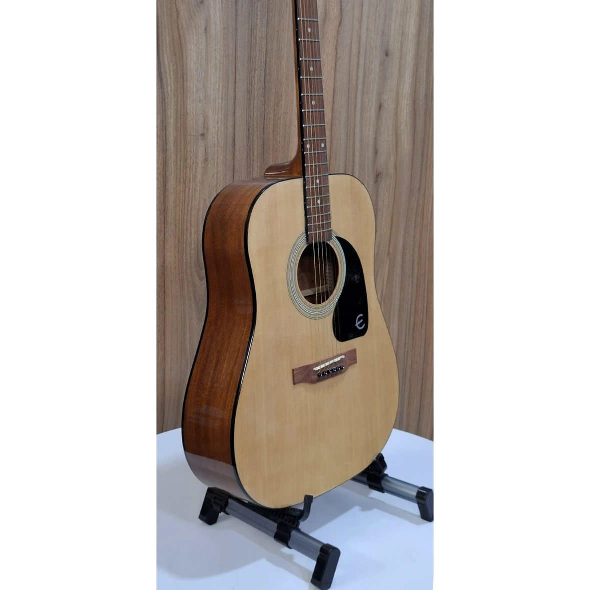 نمای زاویه‌دار کناری گیتار سمت چپ Epiphone DR-100