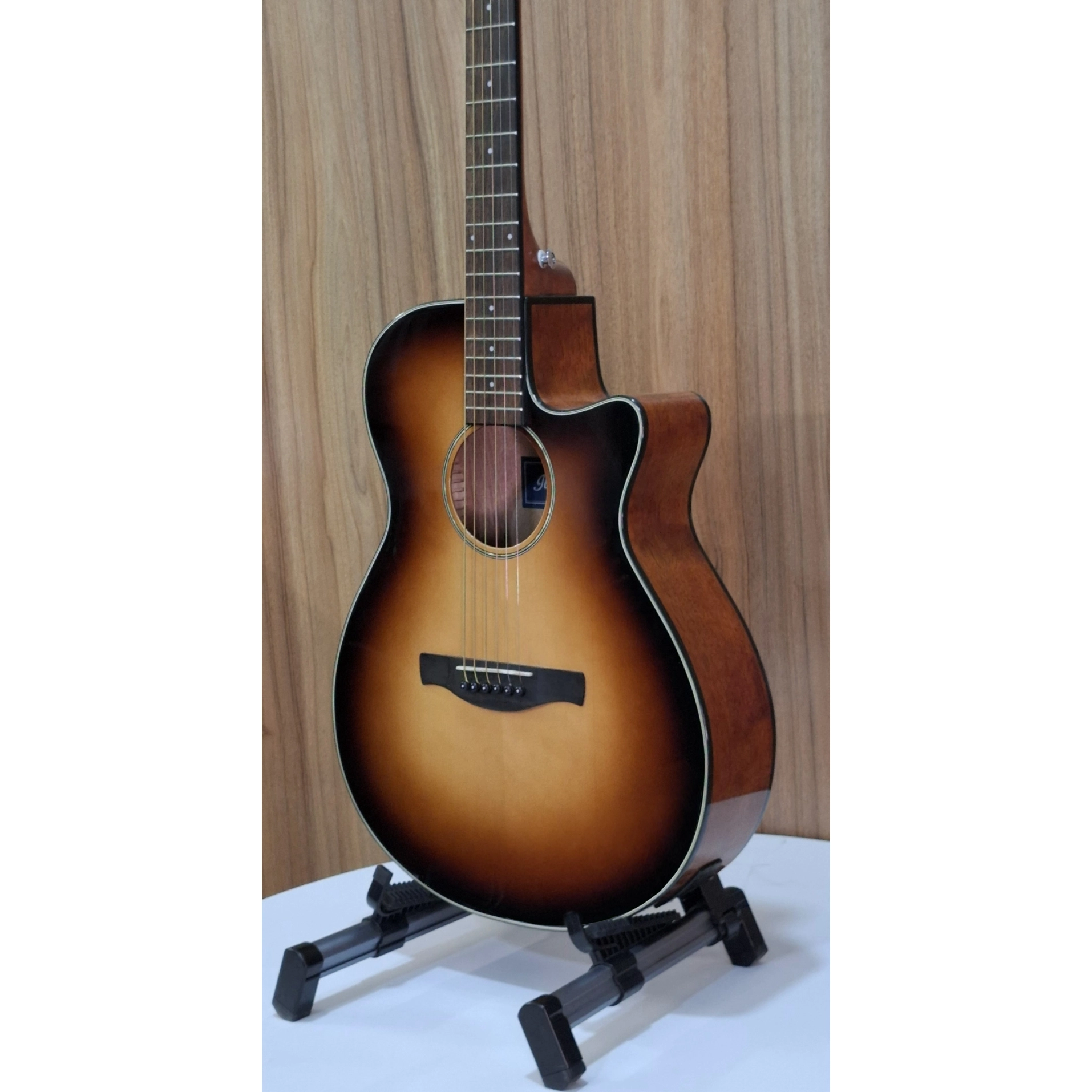 نمای زاویه‌دار گیتار Ibanez AEG50-DHH با رنگ Dark Honey Burst
