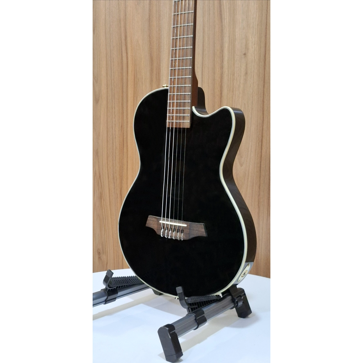 نمای جانبی راست گیتار Angel Lopez EC3000C BK، بدنه و قاب