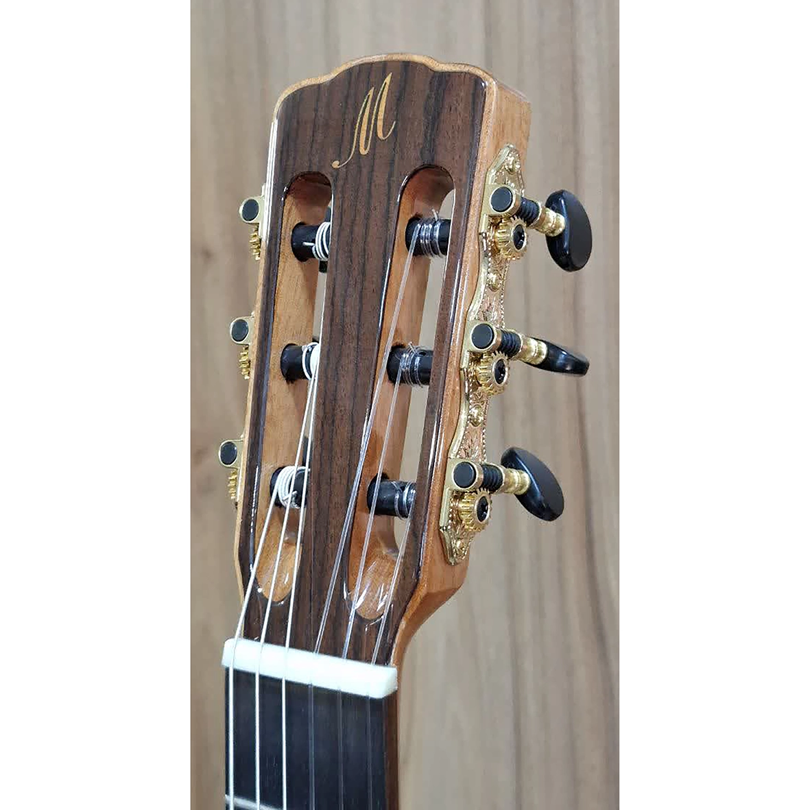 سردسته گیتار Merida SG2 با لوگوی طلایی M و کوک‌گیرهای طلایی مشکی