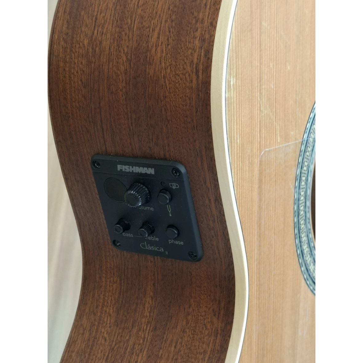 پیکاپ فیشمن روی بدنه گیتار Almansa 400 Cutaway