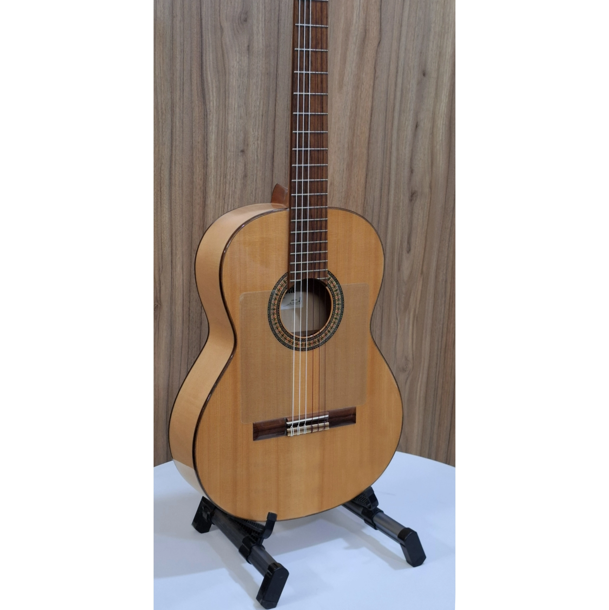 نمای جانبی زاویه‌دار گیتار Alhambra 3F
