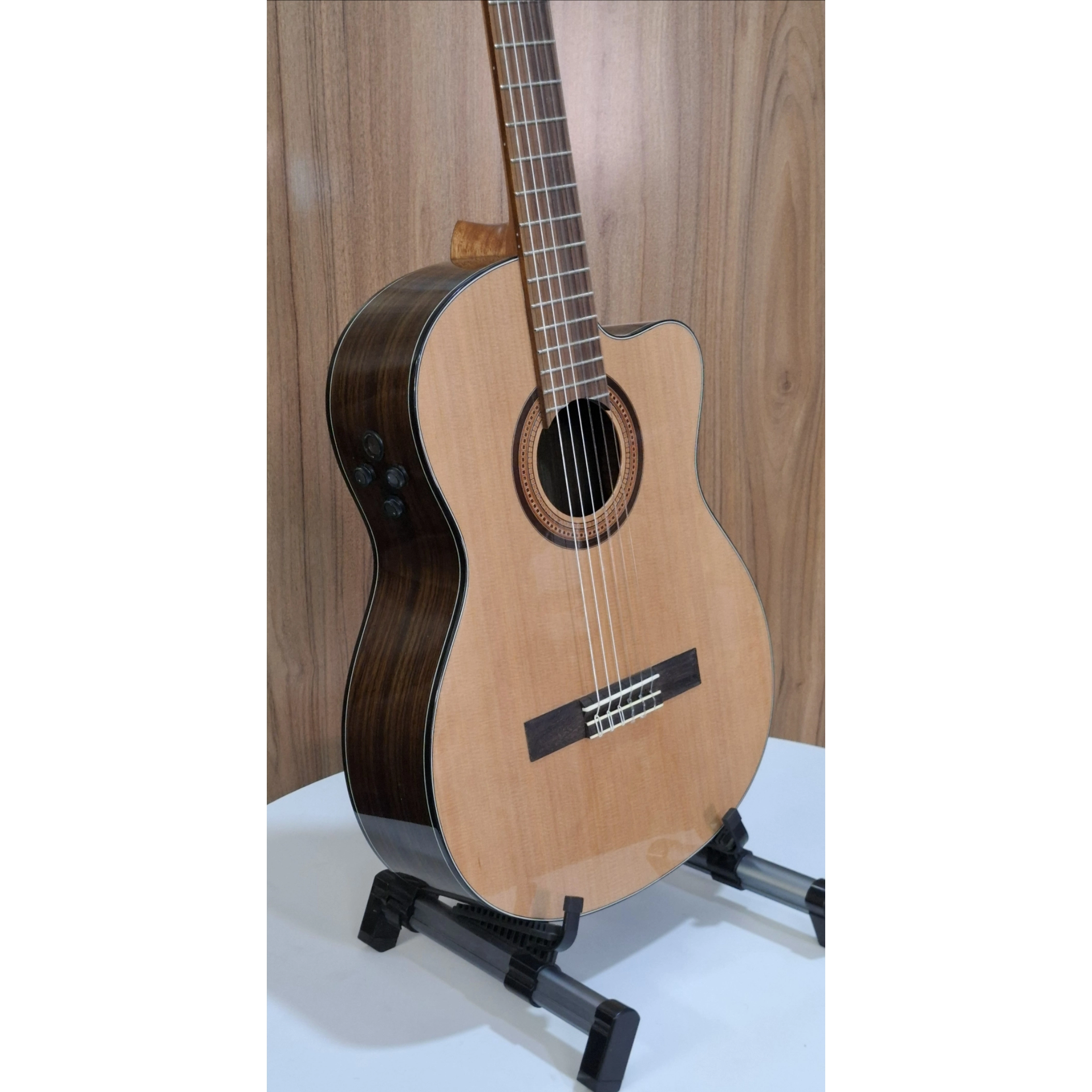 نمای سه‌چهارم  چپ گیتار Merida SG200 EQ همراه با کنترل پیکاپ Fishman E8