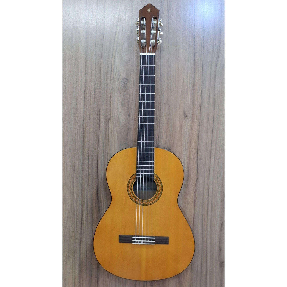 نمای کامل از گیتار یاماها C40 با جزئیات صفحه رویی