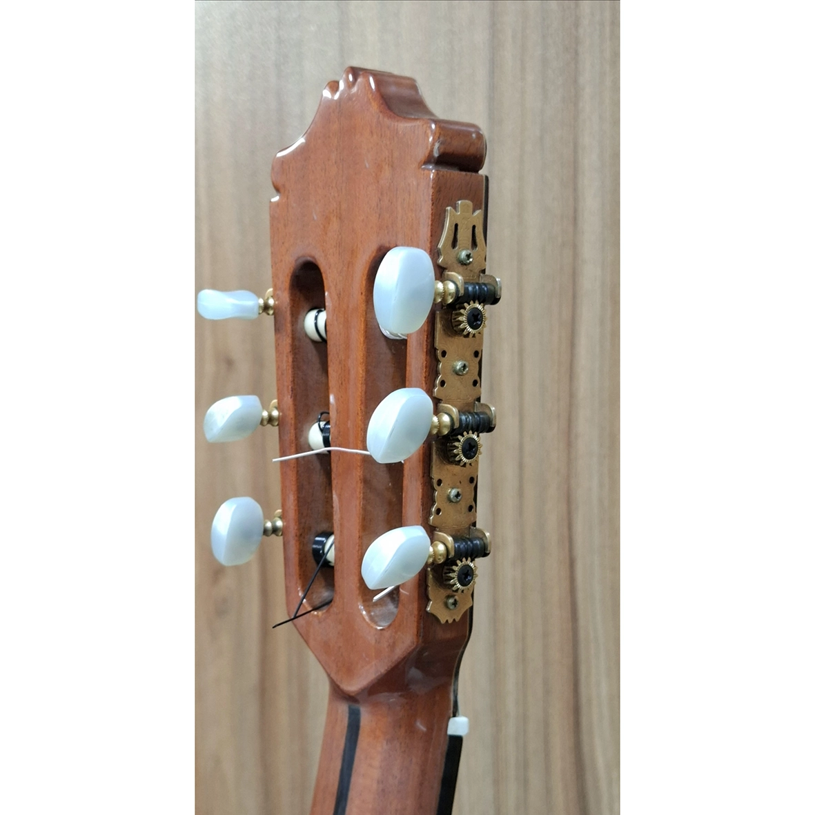 کلوز‌آپ کوک‌های گیتار کلاسیک الحمبرا مدل 5P از نمای پشت، با ماشین‌هد طلایی و کلیدهای سفید مرواریدی