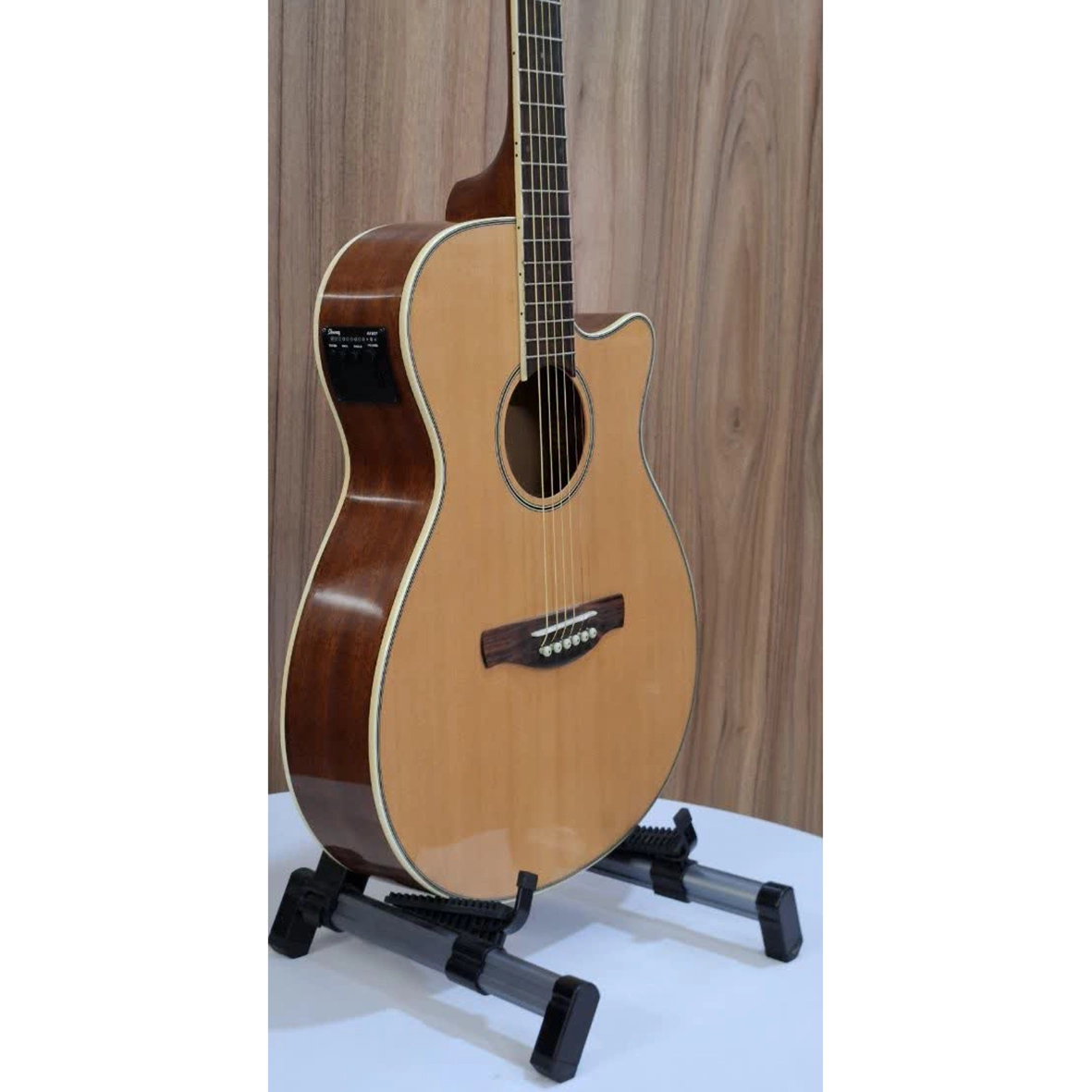 نمای زاویه‌دار کناری Ibanez AEG8E NT