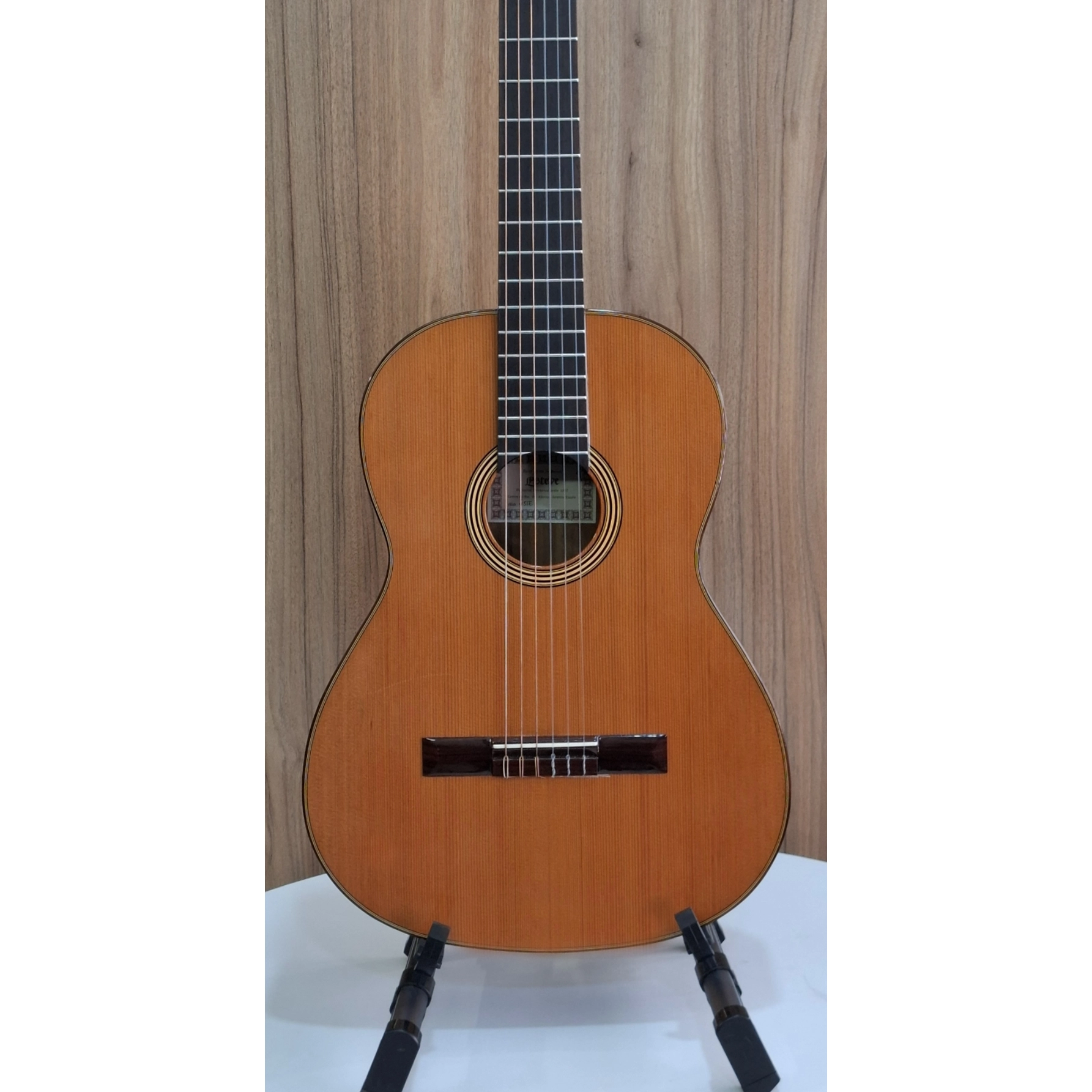گیتار کلاسیک اسپانیایی استیو  Esteve 4STE – صفحه Cedar یکپارچه، بدنه Ovangkol، صدای گرم و مناسب کلاسیک و فلامنکو