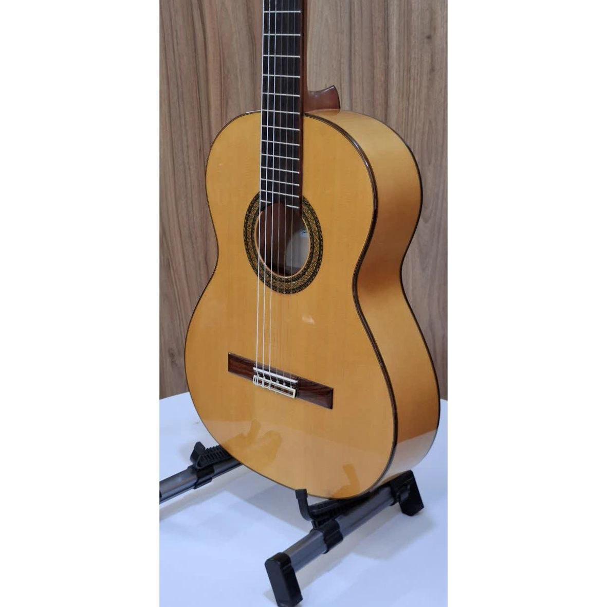 نمای جانبی زاویه‌دار گیتار cuenca 30F
