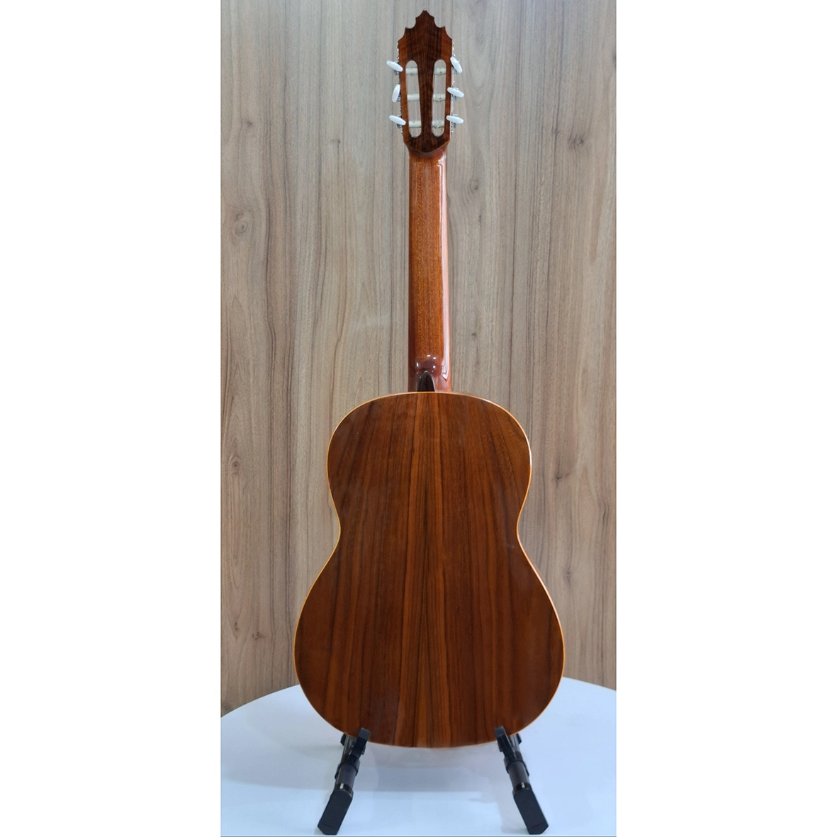 نمای پشت نمای پشت گیتار سولا رنگ قرمز با بدنه براق و رگه‌های چوبی طبیعی، مناسب عکس معرفی محصول برای فروش گیتار کلاسیک با بدنه براق و رگه‌های چوبی طبیعی، مناسب عکس معرفی محصول برای فروش گیتار کلاسیک
