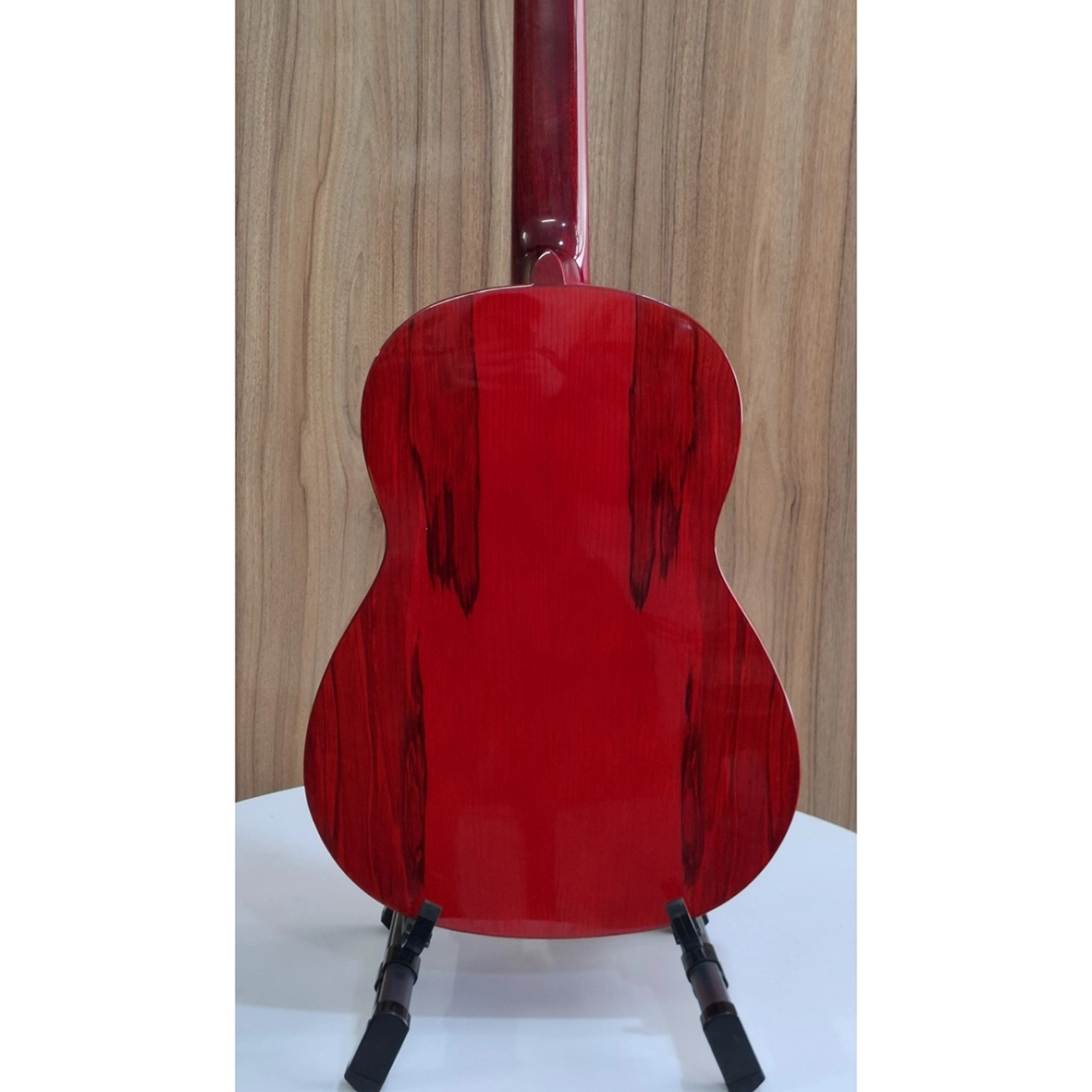 نمای پشت گیتار سولا رنگ قرمز با بدنه براق و رگه‌های چوبی طبیعی، مناسب عکس معرفی محصول برای فروش گیتار کلاسیک
