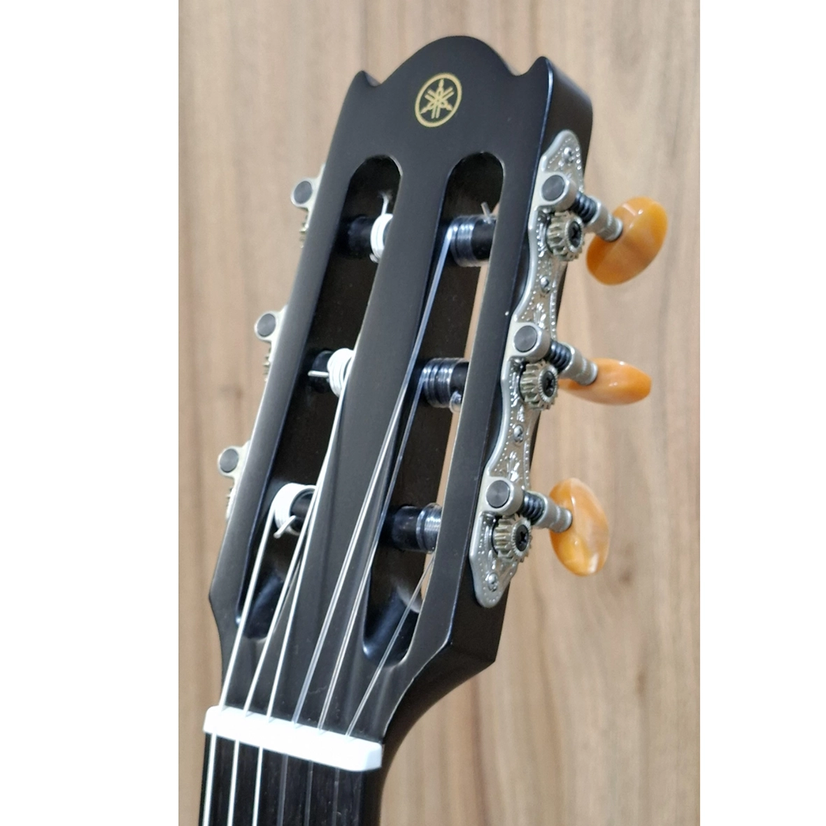 کلوزآپ سردسته گیتار یاماها NTX700 – ماشین هد کلاسیک