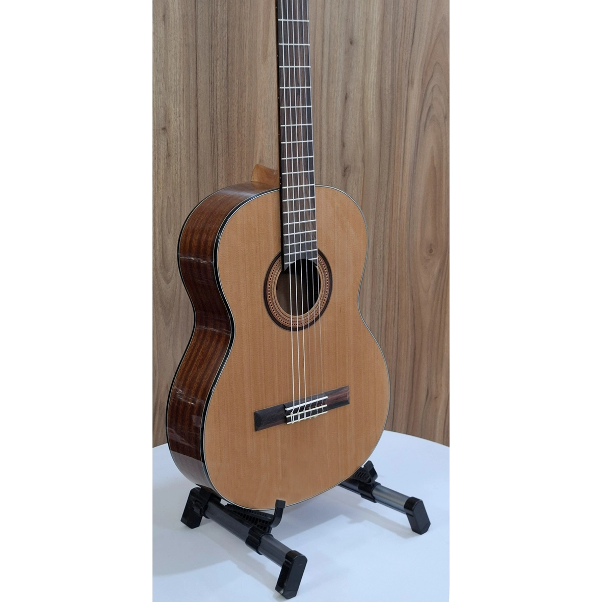 نمای زاویه‌دار گیتار Merida SG1 هم‌رده Alhambra 1C
