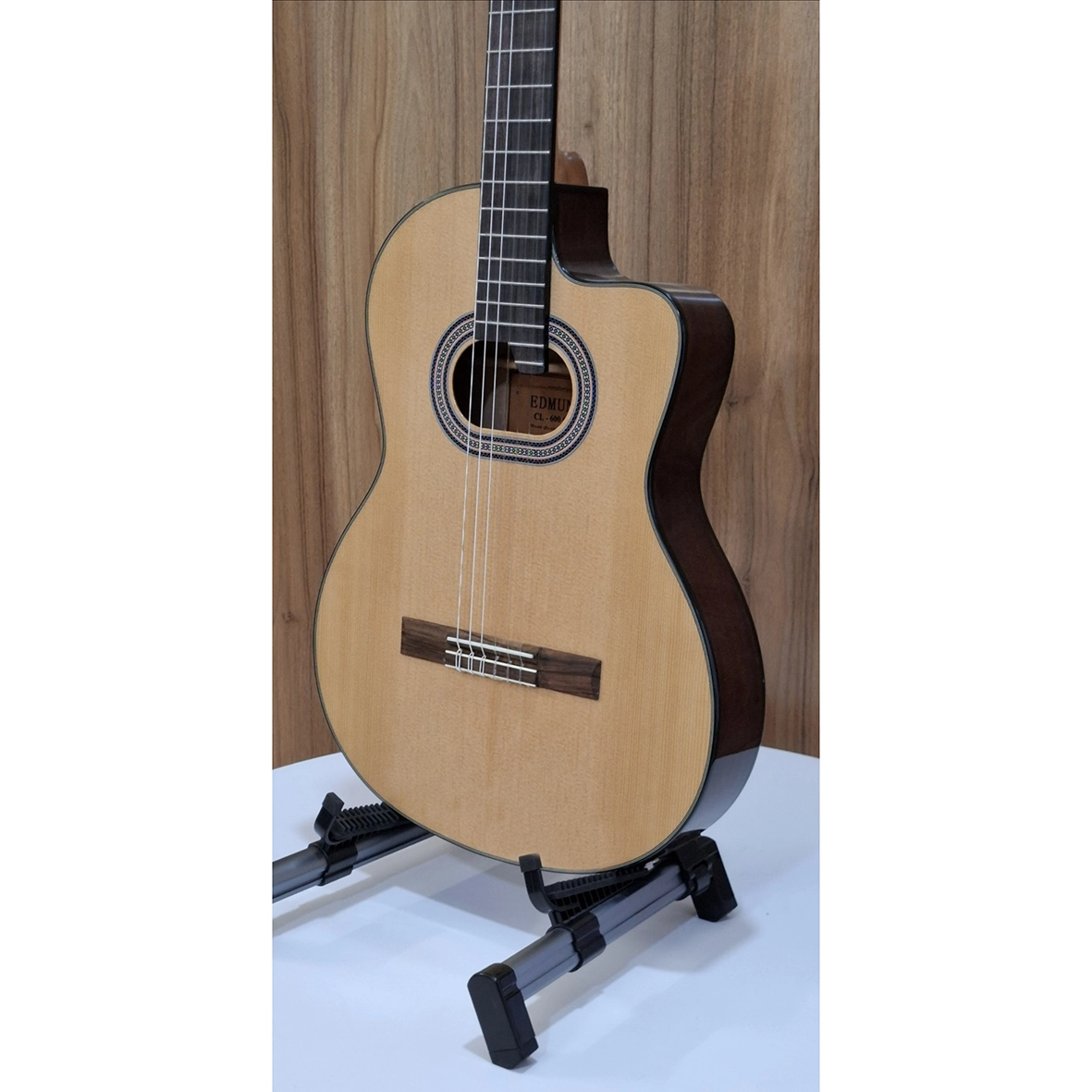 گیتار ادموندو CL600 تین بادی نمای روبه‌رو از راست رنگ نچرال