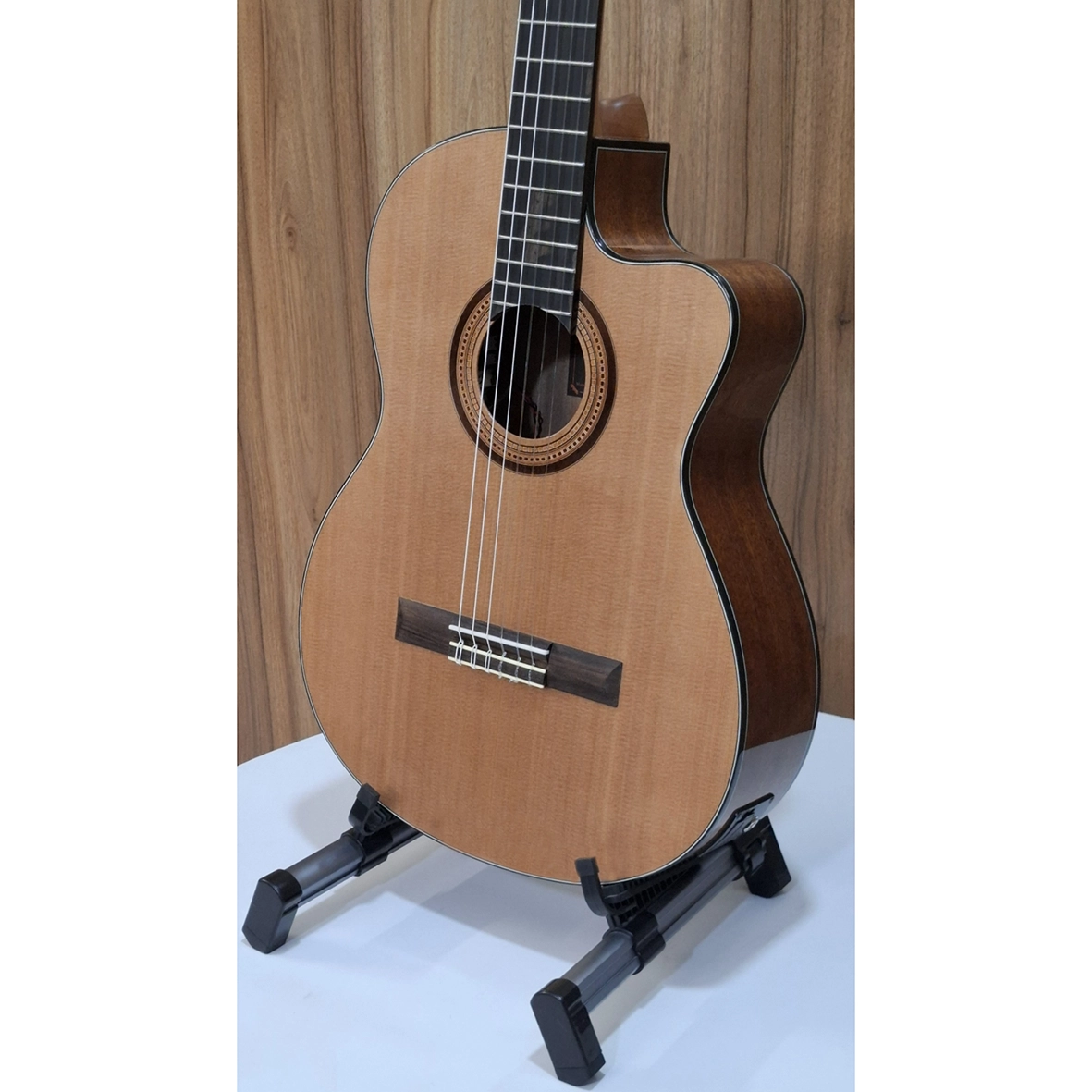 نمای کناری سمت راست گیتار Merida SG1 CEQ با بدنه ماهاگانی و طراحی کات‌وی