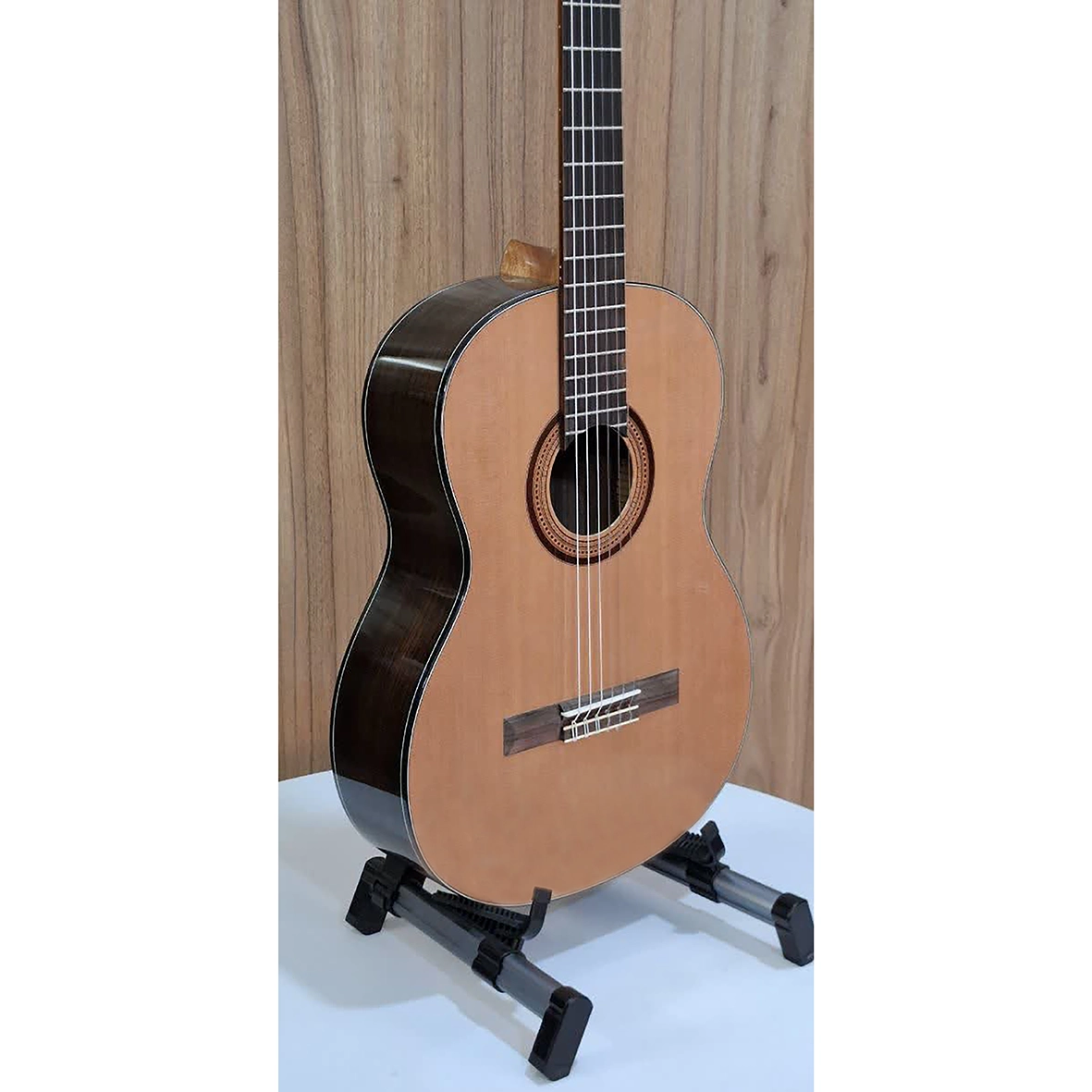 نمای سه‌چهارم چپ گیتار Merida SG2 