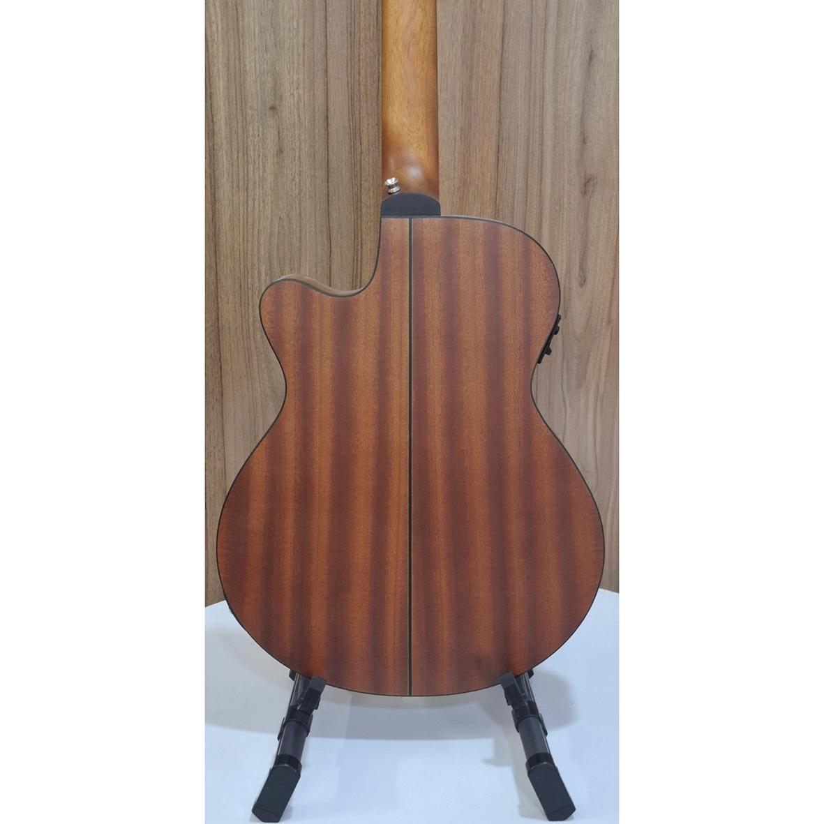 نمای پشت گیتار کلاسیک Valler VGX300 با بدنه تین بادی، صفحه اسپروس و کات‌وی بک و ساید ماهاگانی