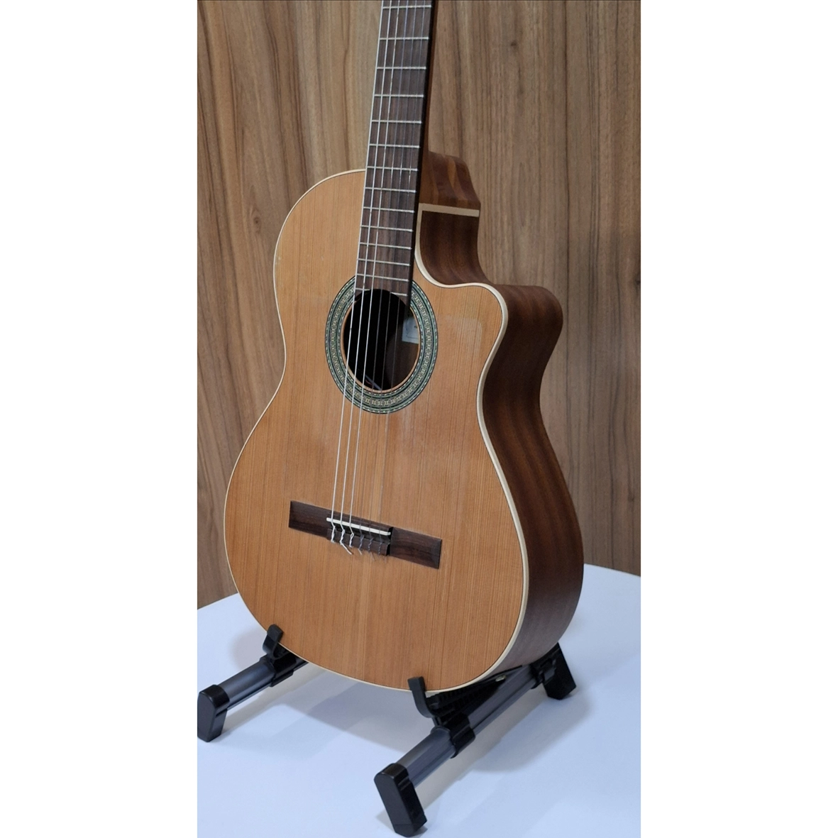 نمای زاویه‌دار از بدنه گیتار Almansa 400