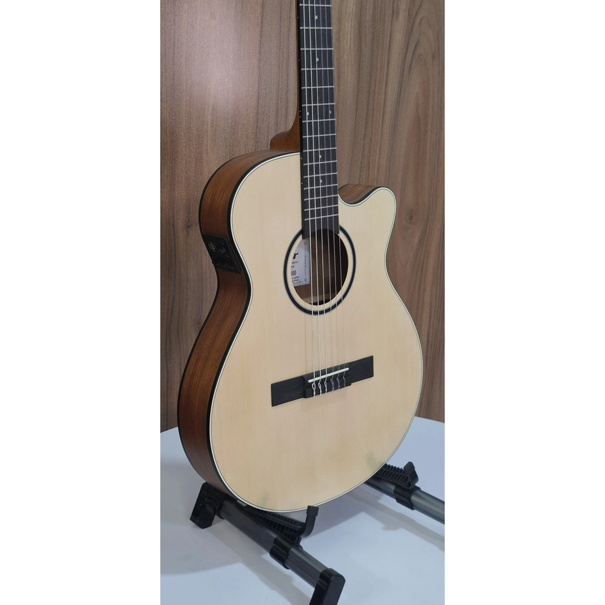 گیتار کلاسیک والا مدل VGX300 تین بادی نمای جانبی با طراحی کات‌وی و صفحه اسپروس
