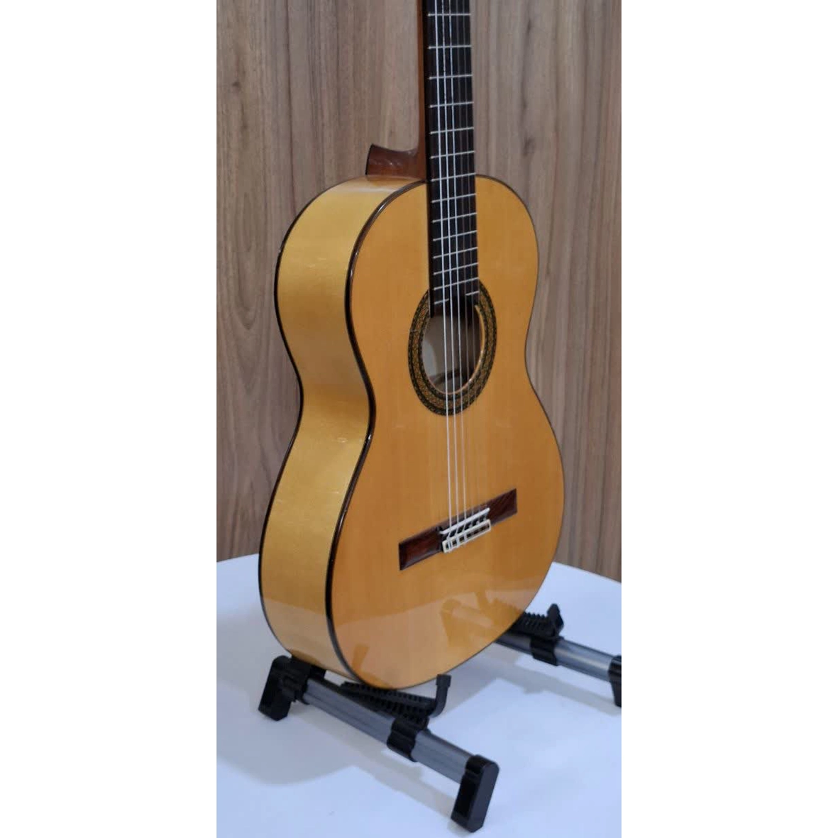 نمای جانبی زاویه‌دار گیتار cuenca 30F
