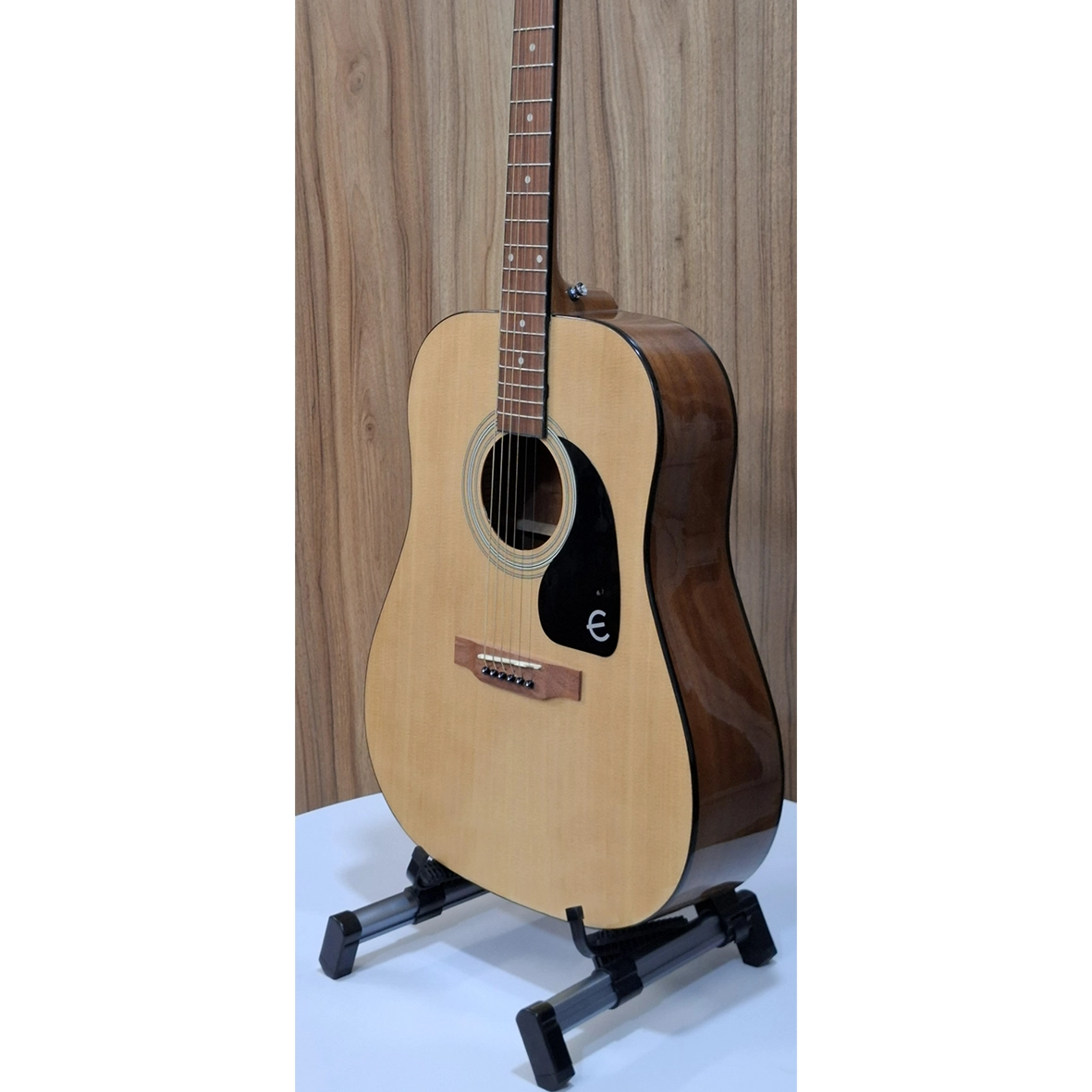 نمای زاویه‌دار کناری گیتار سمت راست Epiphone DR-100