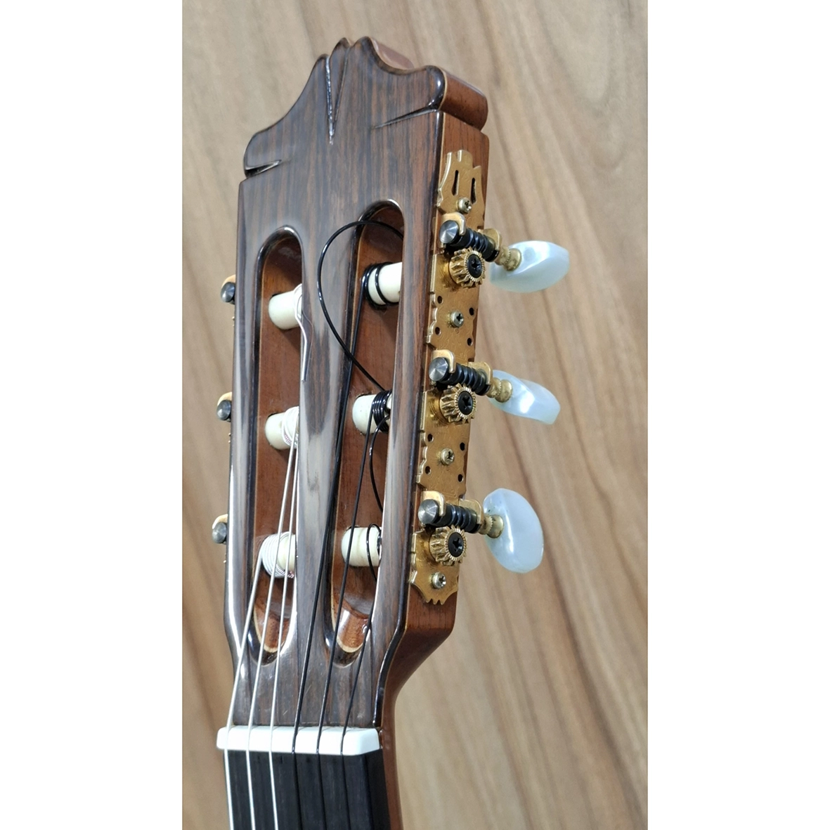 کلوز‌آپ کوک‌های گیتار کلاسیک الحمبرا مدل 5P از نمای بغل، با ماشین‌هد طلایی و کلیدهای سفید مرواریدی