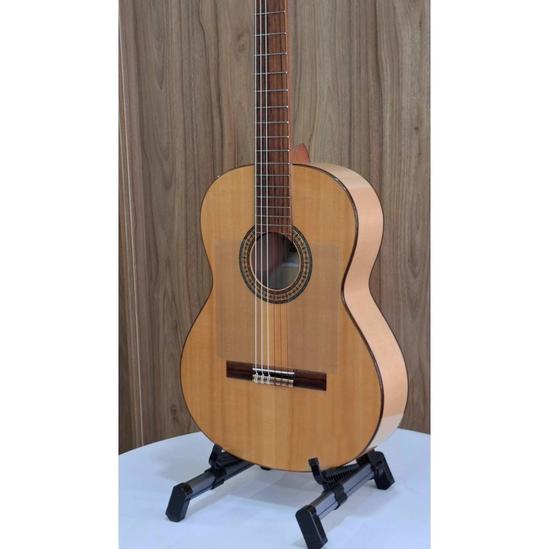 نمای جانبی زاویه‌دار گیتار Alhambra 3F