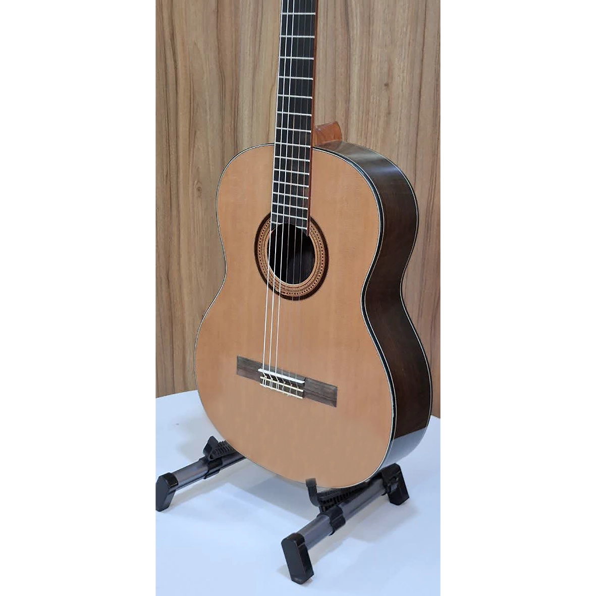 نمای سه‌چهارم راست گیتار Merida SG2 