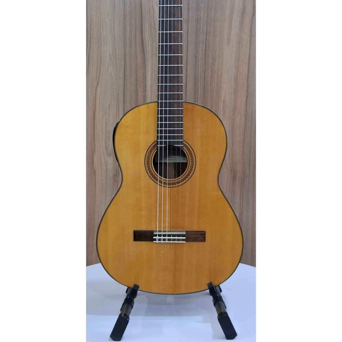 گیتار کلاسیک یاماها Yamaha CG162S – صفحه Solid Spruce، بدنه Ovangkol، طراحی CG کلاسیک و صدای غنی برای هنرجو تا حرفه‌ای
