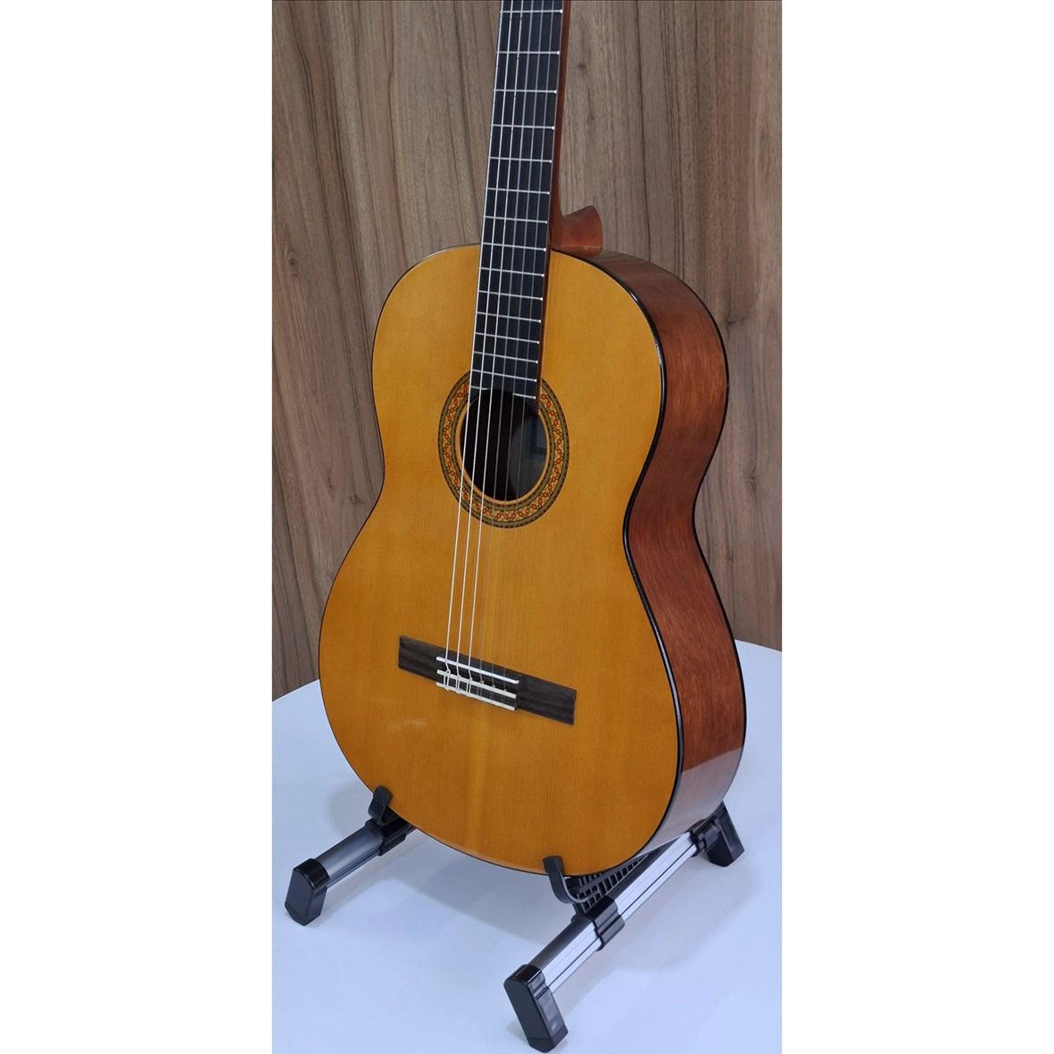 نمای زاویه‌دار از بدنه گیتار Yamaha C40