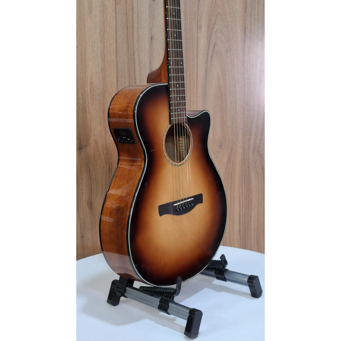 نمای سه‌ربع گیتار Ibanez AEG50-DHH همراه با بدنه AEG و برش Cutaway
