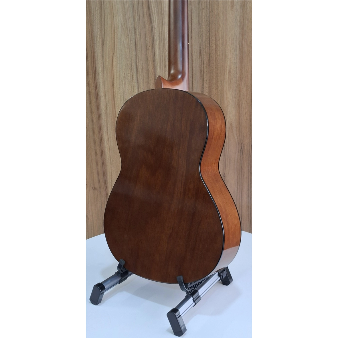 نمای جانبی پشت بدنه گیتار Yamaha C40