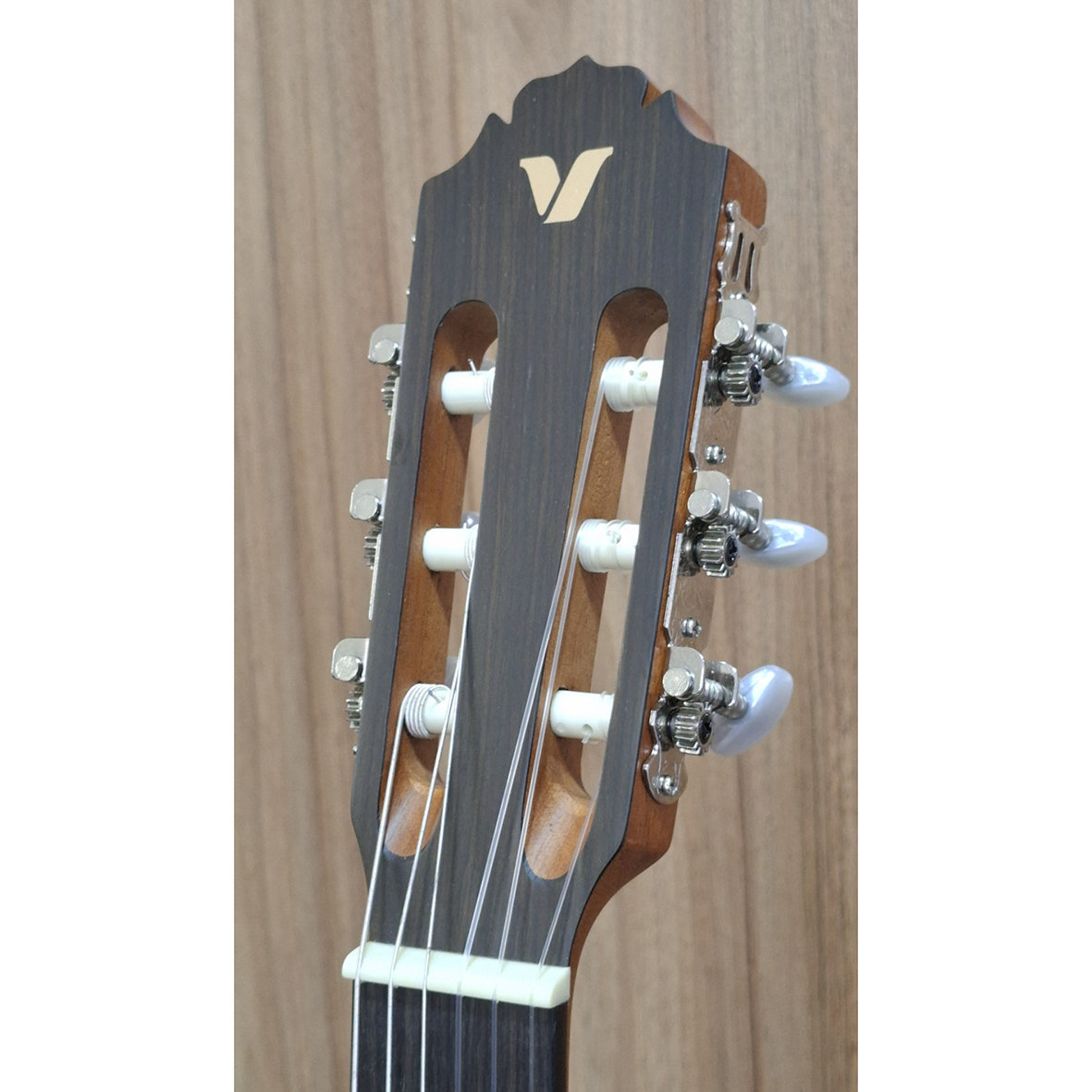 نمای رسردسته گیتار کلاسیک Valler VGX300 با بدنه تین بادی، صفحه اسپروس و کات‌وی