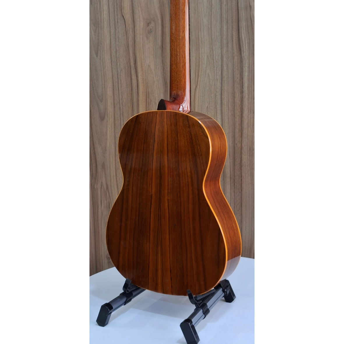 نمای پشت نمای پشت  و کنار گیتار سولا رنگ قرمز با بدنه براق و رگه‌های چوبی طبیعی، مناسب عکس معرفی محصول برای فروش گیتار کلاسیک با بدنه براق و رگه‌های چوبی طبیعی، مناسب عکس معرفی محصول برای فروش گیتار کلاسیک