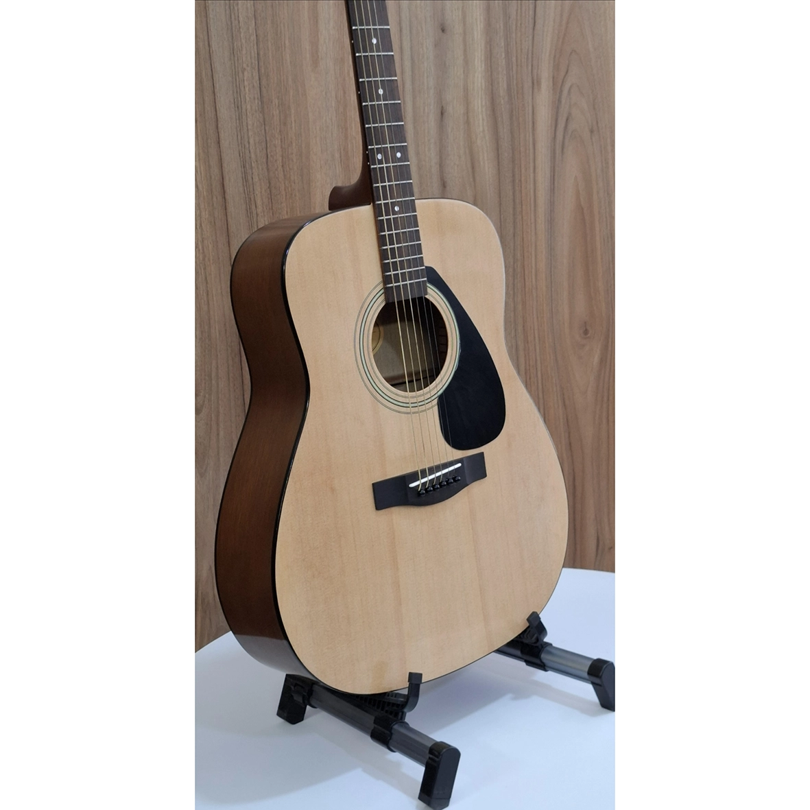 نمای جلو  جانب از راست گیتار Yamaha F310 فول‌سایز آکوستیک