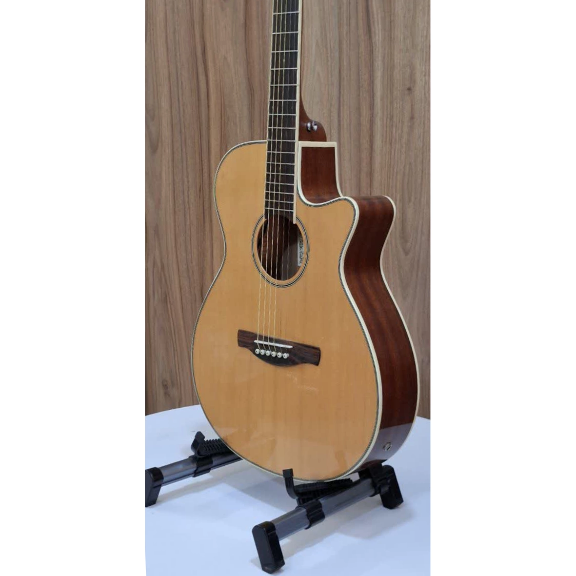 نمای زاویه‌دار کناری Ibanez AEG8E NT