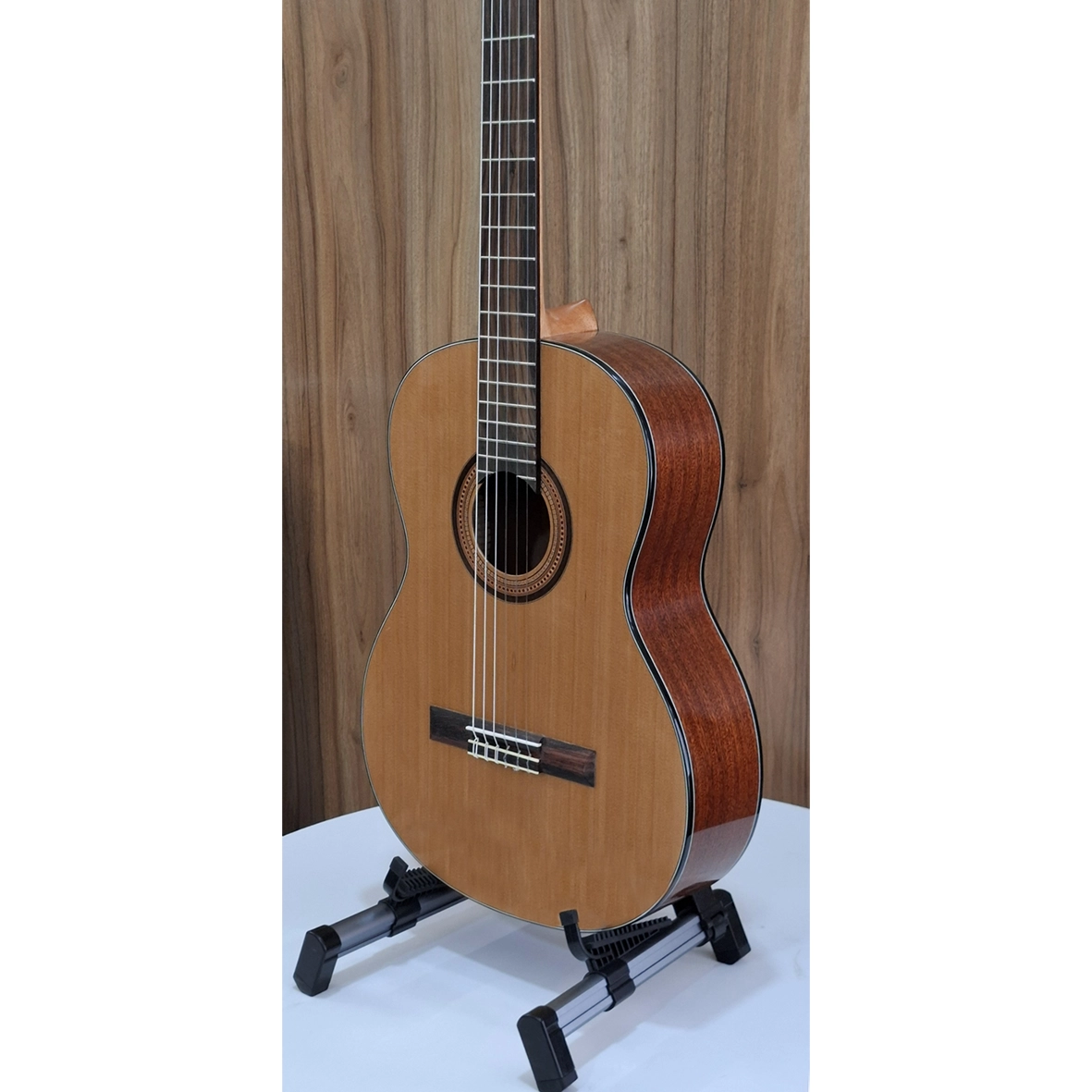 نمای زاویه‌دار گیتار Merida SG1 هم‌رده Alhambra 1C
