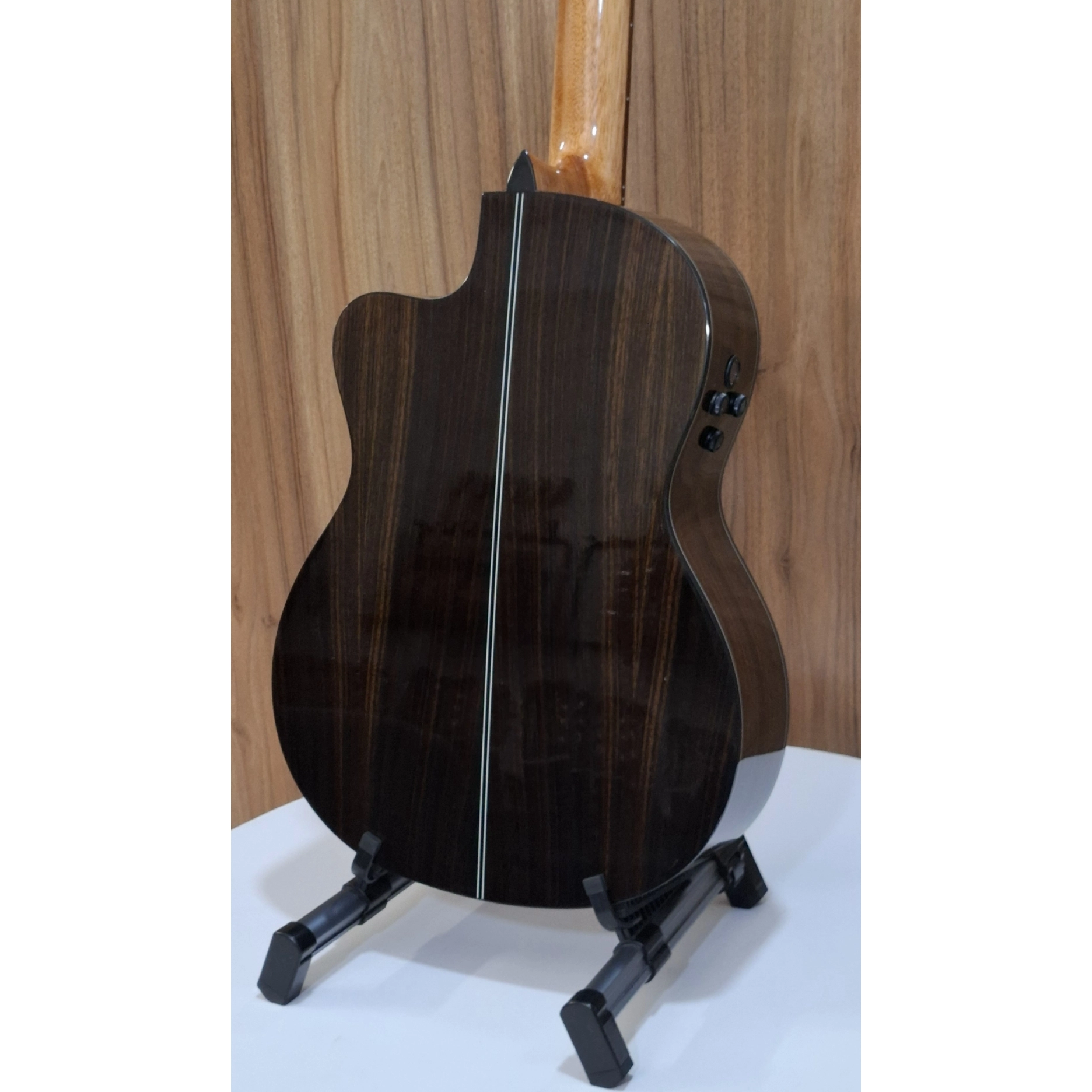 نمای پشتی گیتار Merida SG200 EQ با چوب رز وود براق و نوار میانی روشن