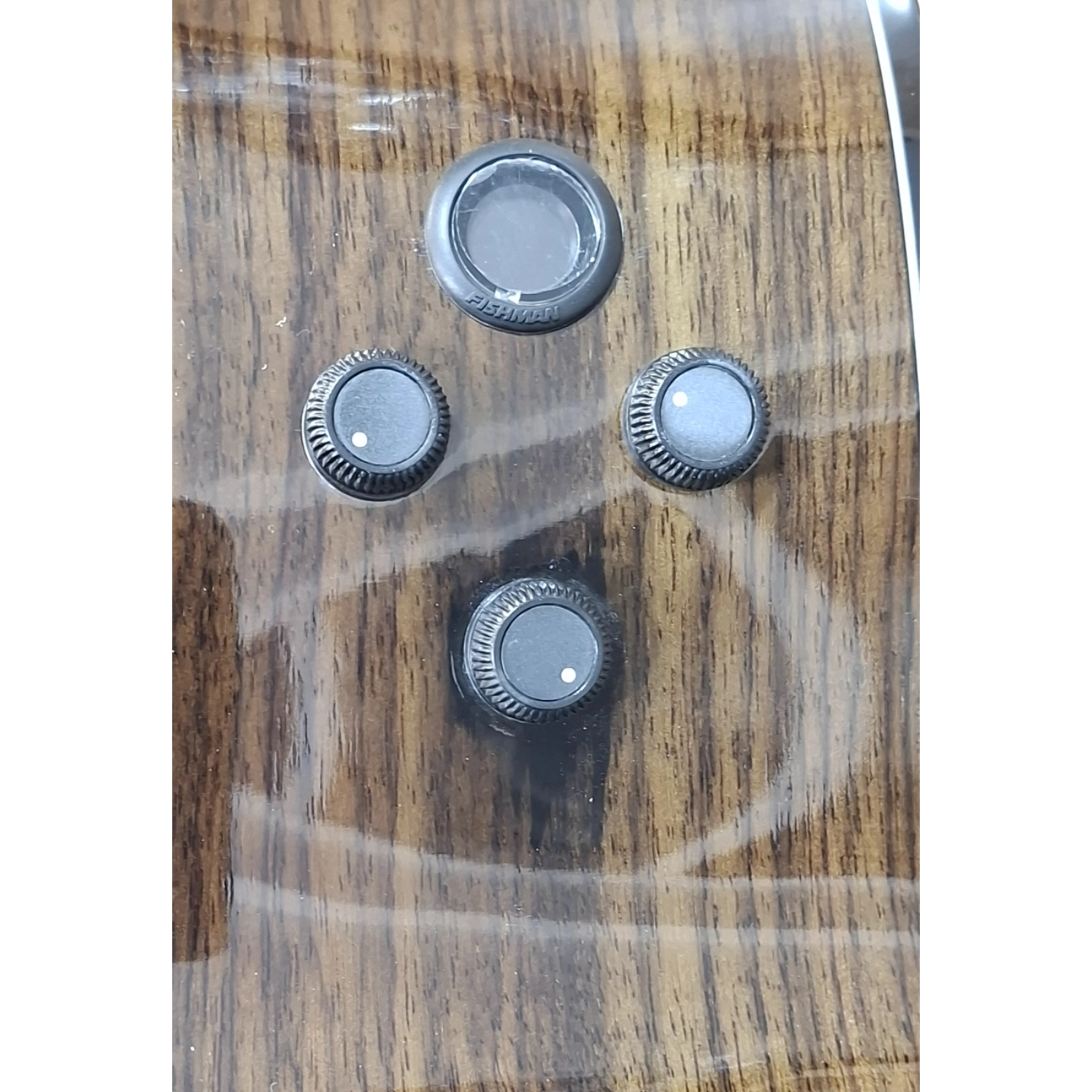 کلیدها و کنترل‌های پیکاپ Fishman E8 روی بدنه گیتار Merida SG200 EQ