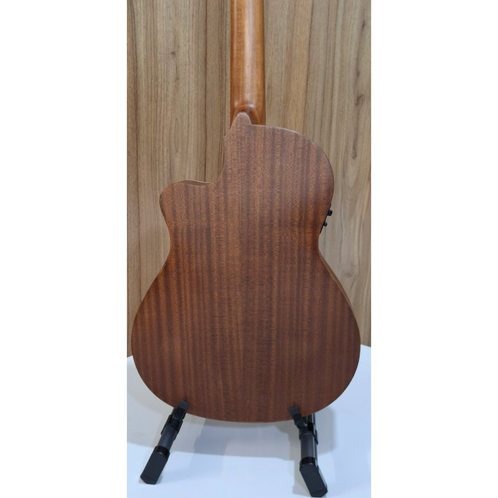 نمای پشت گیتار Almansa 400 با چوب ماهوگانی