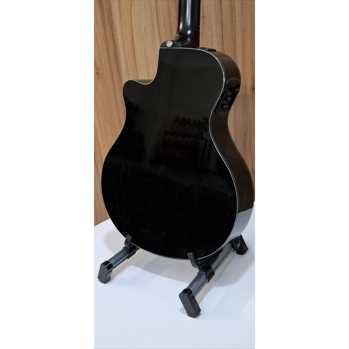 نمای پشت گیتار یاماها NTX700 – رنگ مشکی براق و طراحی باریک