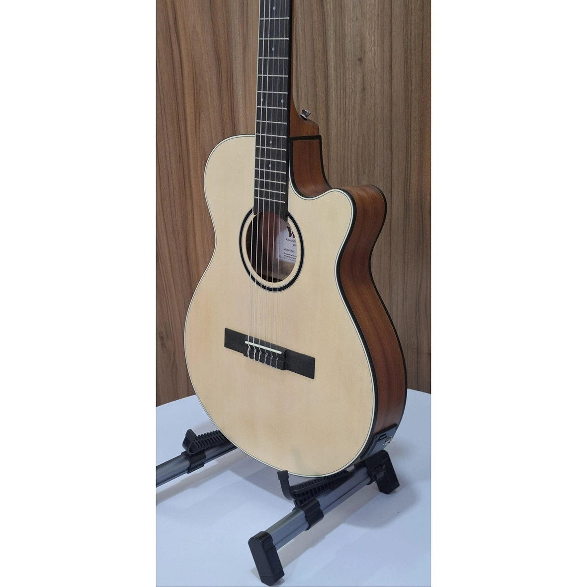 نمای سه‌ربع گیتار کلاسیک والا VGX300 با بک و ساید ماهاگانی و طراحی کات‌وی تین بادی
