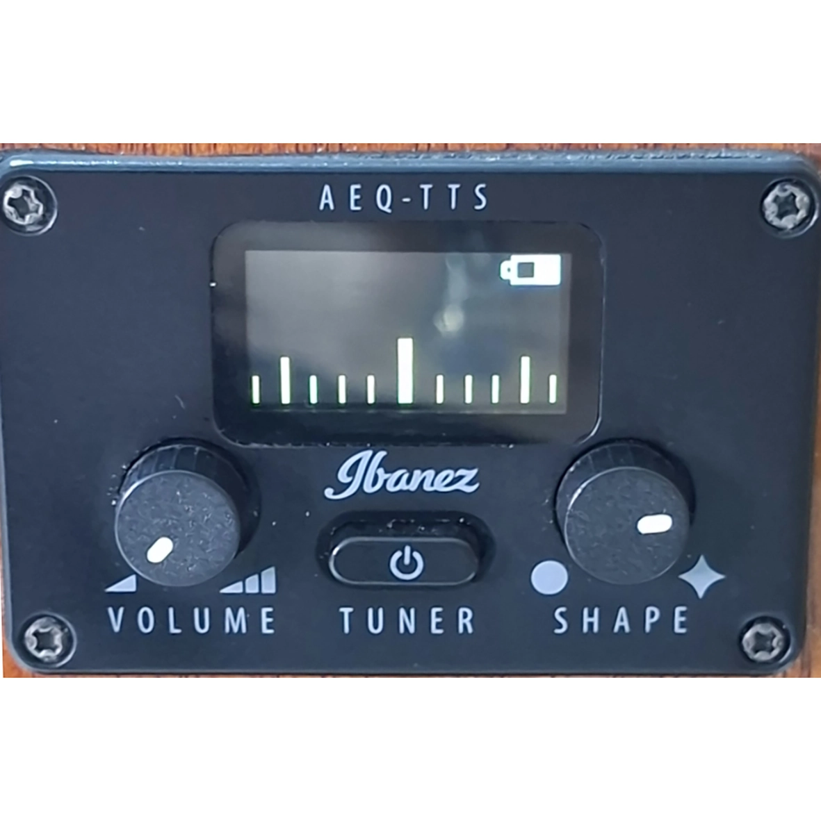 پنل پری‌امپ Ibanez AEQ-TTS با تیونر داخلی روی گیتار Ibanez AEG50-DHH
