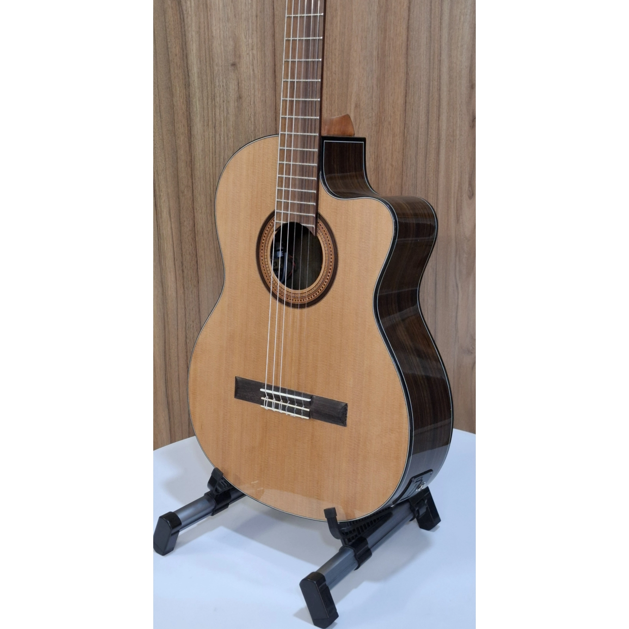 نمای سه‌چهارم راست گیتار Merida SG200 EQ همراه با کنترل پیکاپ Fishman E8