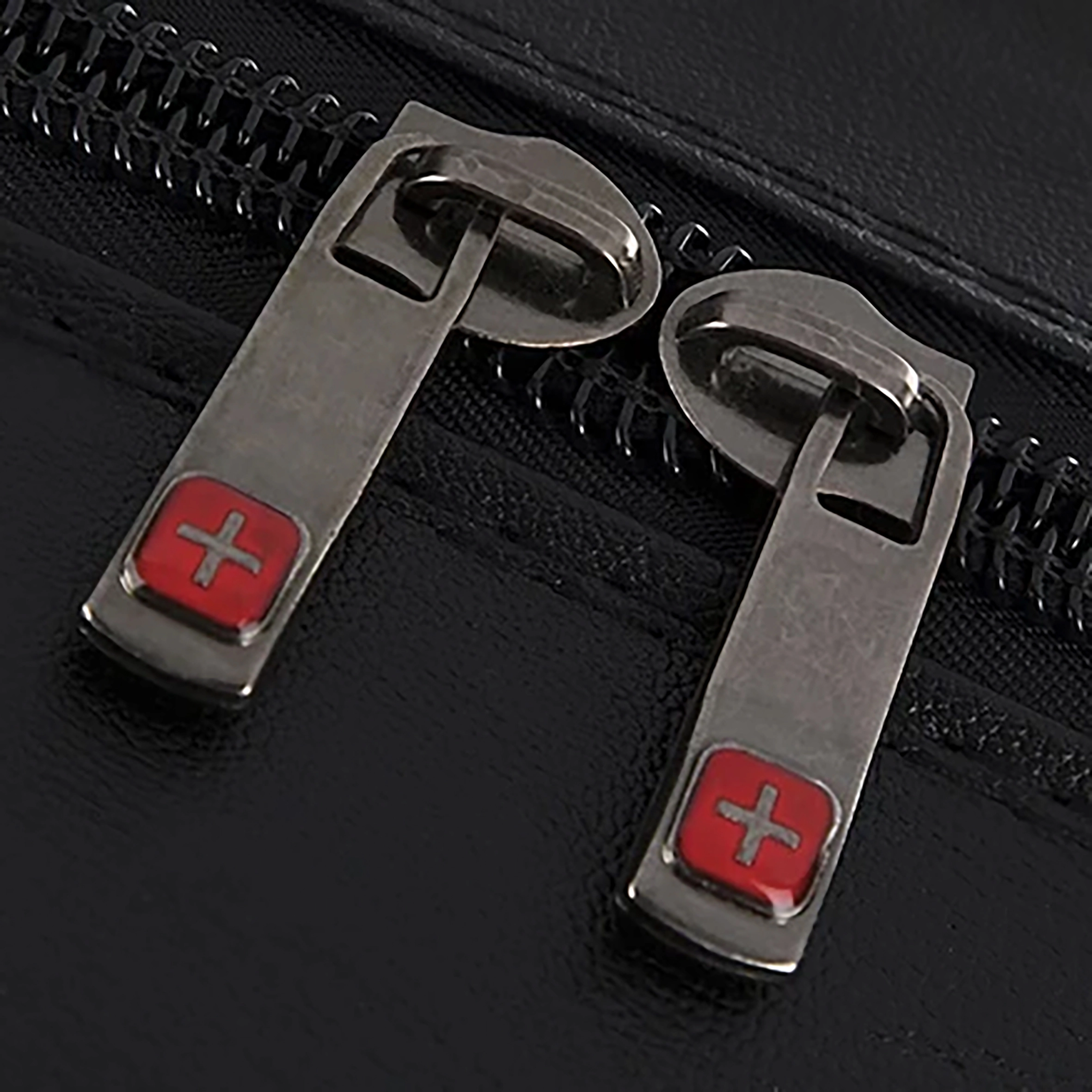 زیپ مقاوم با طراحی خاص در کیس گیتار کلاسیک