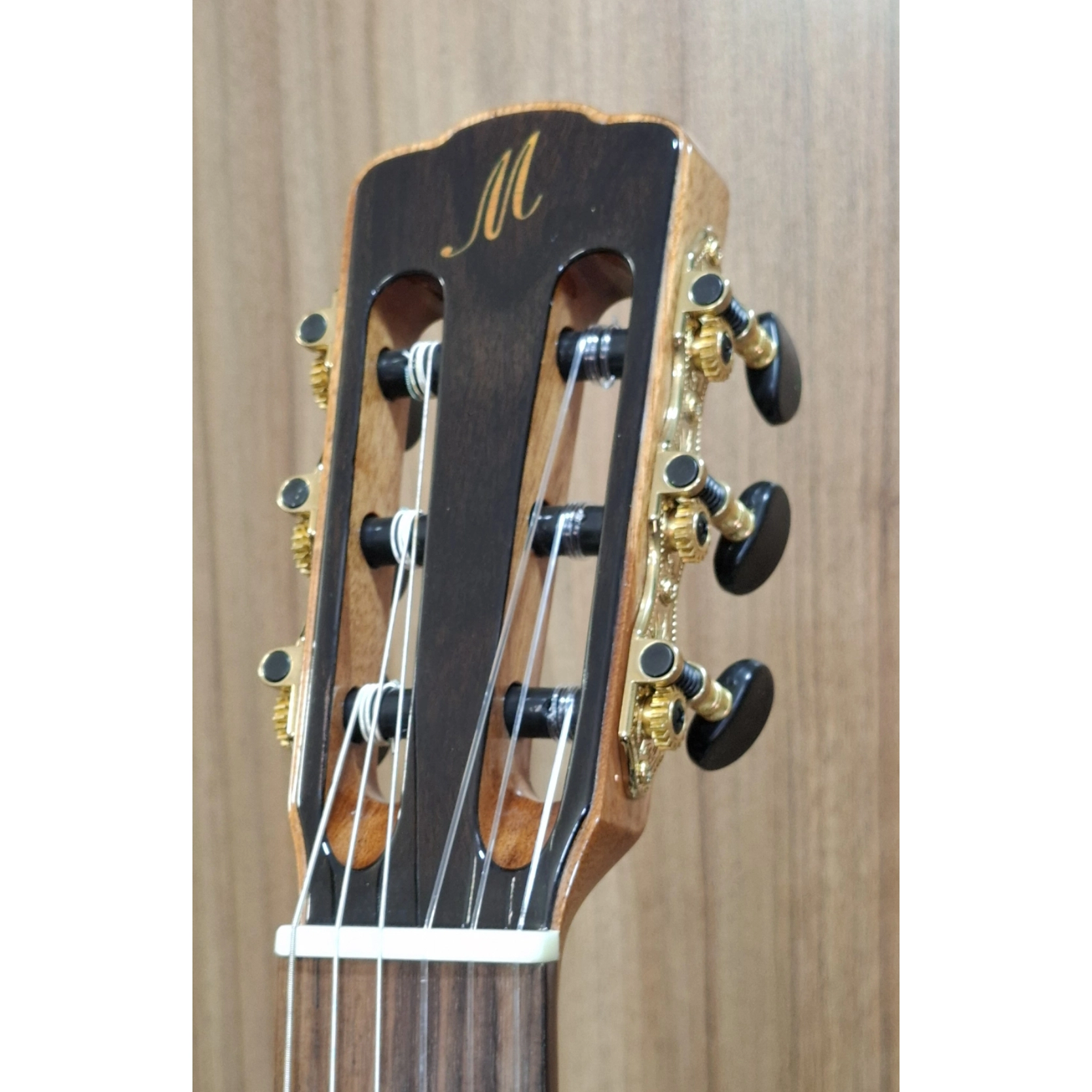 سردسته گیتار Merida SG200 EQ با لوگوی طلایی M و کوک‌گیرهای طلایی مشکی