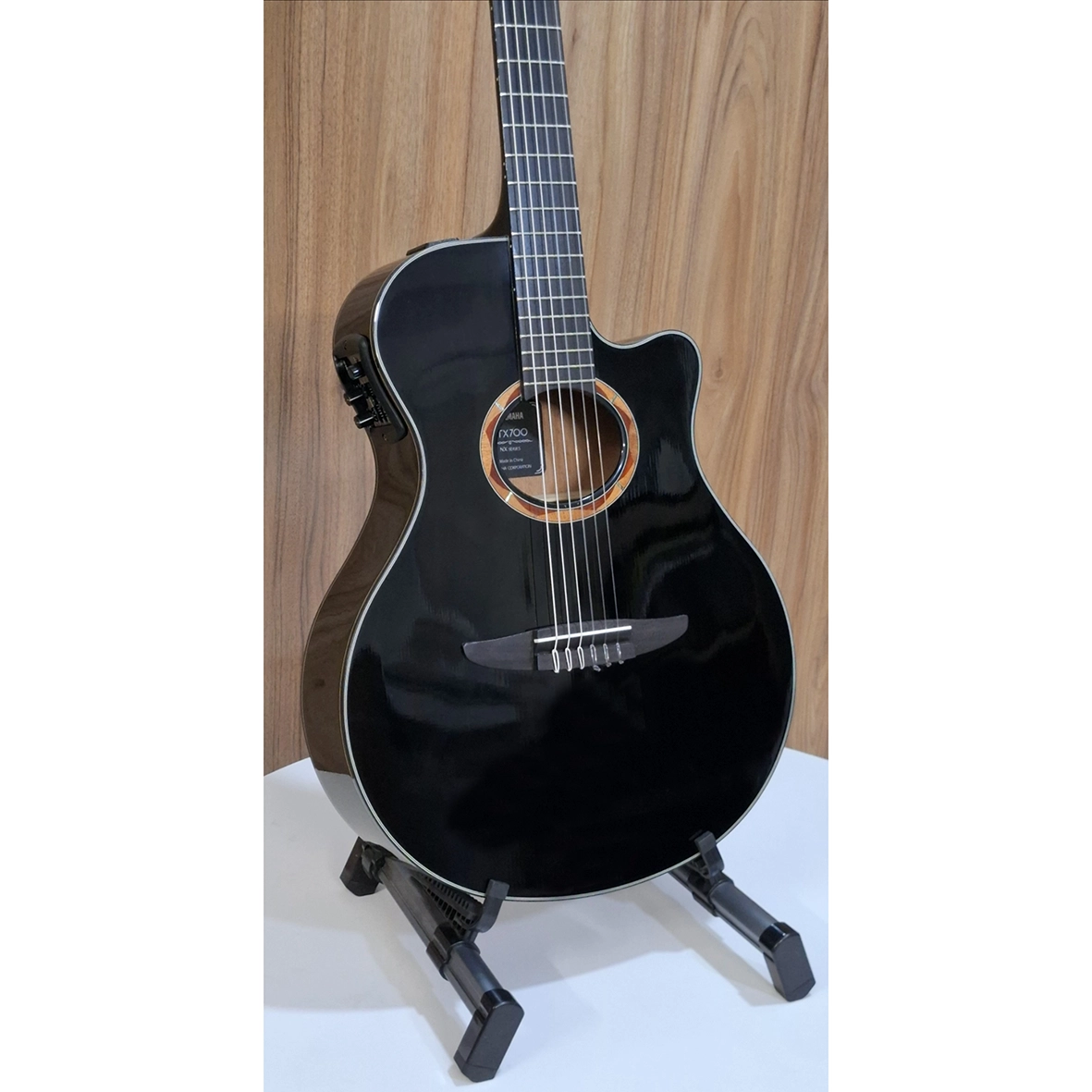 گیتار یاماها NTX700 مشکی براق روی پایه – نمای سه‌بعدی زیبا