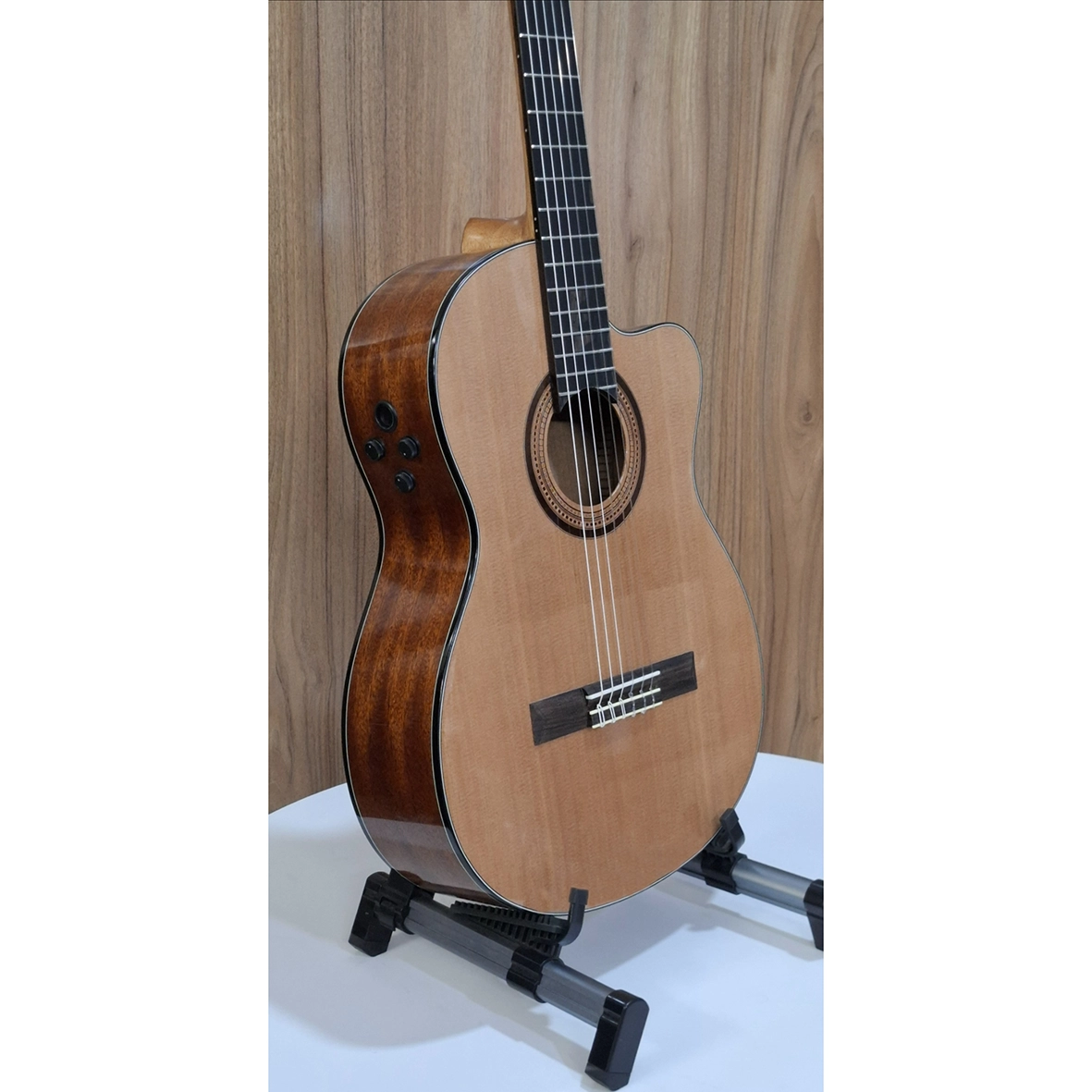 نمای کناری چپ گیتار Merida SG1 CEQ با بدنه ماهاگانی و طراحی کات‌وی